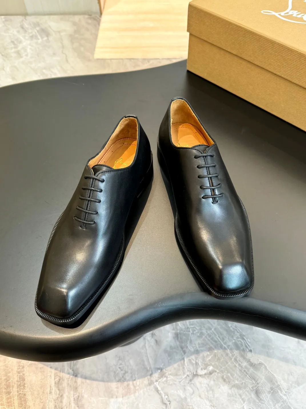 [CL red-soled shoes] Top P: 1020💰 Size 39-44 (⚠️38.45.46 custom-made, non-refundable and non-exchangeable) 🆑High-end men’s business formal leather shoes, original and genuine top-quality goods ••✅💯 Top-quality original order purchasing agent! Original imported patterned cowhide ➕Imported cowhide lining ➕Cowhide feet ➕Original leather outsole~🉑️Feel free to compare the authentic ones!